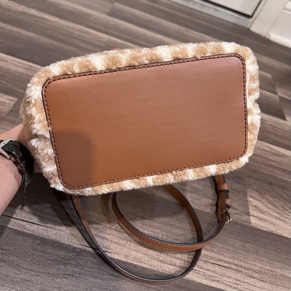 Michael Kors Suri Small Faux Fur Sherpa Tan Shearling Bucket Crossbody Bag - Picture 7 of 13